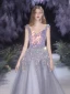Haut de Gamme Gris Dansant Robe De Bal 2021 Princesse V-Cou Sans Manches Paillettes Glitter Tulle Longue Volants Dos Nu Robe De Ceremonie