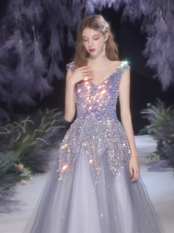 Haut de Gamme Gris Dansant Robe De Bal 2021 Princesse V-Cou Sans Manches Paillettes Glitter Tulle Longue Volants Dos Nu Robe De Ceremonie