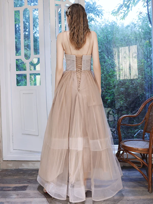 Flotte Brun Dancing Gallakjoler 2021 Prinsesse Spaghetti Straps Ærmeløs Beading Glitter Tulle Lange Cascading Flæser Halterneck Kjoler