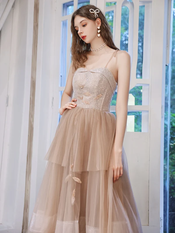 Flotte Brun Dancing Gallakjoler 2021 Prinsesse Spaghetti Straps Ærmeløs Beading Glitter Tulle Lange Cascading Flæser Halterneck Kjoler