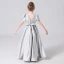 Simple Argenté Satin Anniversaire Robe Ceremonie Fille 2021 Princesse Encolure Carrée Manches Courtes Dos Nu Noeud Ceinture Longue Volants