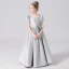 Simple Argenté Satin Anniversaire Robe Ceremonie Fille 2021 Princesse Encolure Carrée Manches Courtes Dos Nu Noeud Ceinture Longue Volants