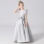 Simple Argenté Satin Anniversaire Robe Ceremonie Fille 2021 Princesse Encolure Carrée Manches Courtes Dos Nu Noeud Ceinture Longue Volants