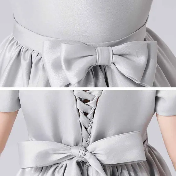 Simple Argenté Satin Anniversaire Robe Ceremonie Fille 2021 Princesse Encolure Carrée Manches Courtes Dos Nu Noeud Ceinture Longue Volants