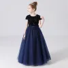 Fashion Navy Blue Birthday Flower Girl Dresses 2021 A-Line / Princess Scoop Neck Short Sleeve Sequins Sash Floor-Length / Long Ruffle