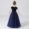 Fashion Navy Blue Birthday Flower Girl Dresses 2021 A-Line / Princess Scoop Neck Short Sleeve Sequins Sash Floor-Length / Long Ruffle
