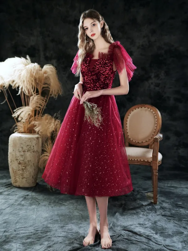 Scintillantes Bordeaux de retour Robe De Graduation 2021 Princesse Encolure Carrée Sans Manches Paillettes Glitter Tulle Thé Longueur Volants Dos Nu Robe De Ceremonie