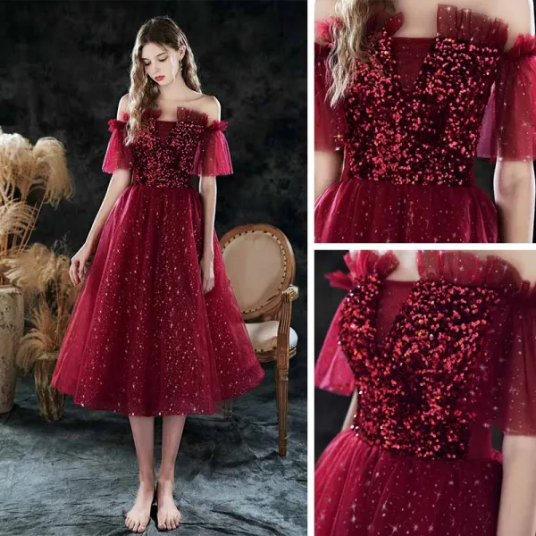 Scintillantes Bordeaux de retour Robe De Graduation 2021 Princesse Encolure Carrée Sans Manches Paillettes Glitter Tulle Thé Longueur Volants Dos Nu Robe De Ceremonie