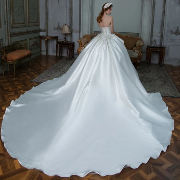 Luxe Blanche Satin La Mariée Robe De Mariée 2021 Robe Boule Bustier Sans Manches Dos Nu Perlage Paillettes Cathedral Train Volants