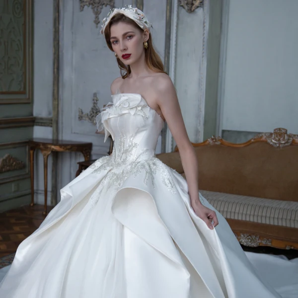 Luxe Blanche Satin La Mariée Robe De Mariée 2021 Robe Boule Bustier Sans Manches Dos Nu Perlage Paillettes Cathedral Train Volants