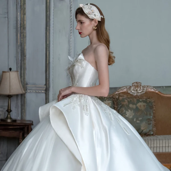 Luxe Blanche Satin La Mariée Robe De Mariée 2021 Robe Boule Bustier Sans Manches Dos Nu Perlage Paillettes Cathedral Train Volants