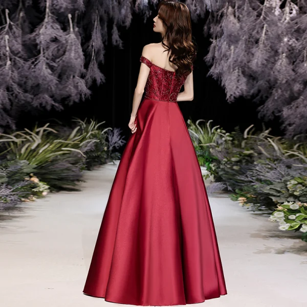 High-end Burgundy Satin Dancing Prom Dresses 2021 A-Line / Princess Off-The-Shoulder Short Sleeve Beading Floor-Length / Long Ruffle Backless Formal Dresses