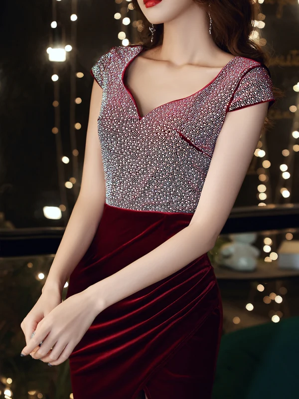 Sexy Bordeaux Velour Robe De Soirée 2021 Trompette / Sirène V-Cou Sans Manches Faux Diamant Fendue devant Longue Volants Dos Nu Robe De Ceremonie
