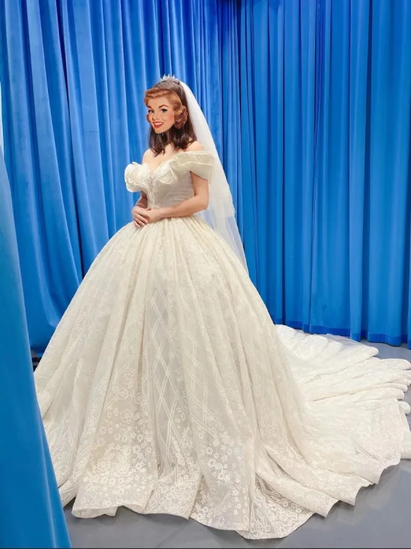 Luxus / Herrlich Ivory / Creme Hochzeits Brautkleider / Hochzeitskleider 2021 Ballkleid Off Shoulder Kurze Ärmel Rückenfreies Perlenstickerei Perle Glanz Tülle Kapelle-Schleppe Rüschen