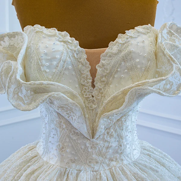 Luxus / Herrlich Ivory / Creme Hochzeits Brautkleider / Hochzeitskleider 2021 Ballkleid Off Shoulder Kurze Ärmel Rückenfreies Perlenstickerei Perle Glanz Tülle Kapelle-Schleppe Rüschen