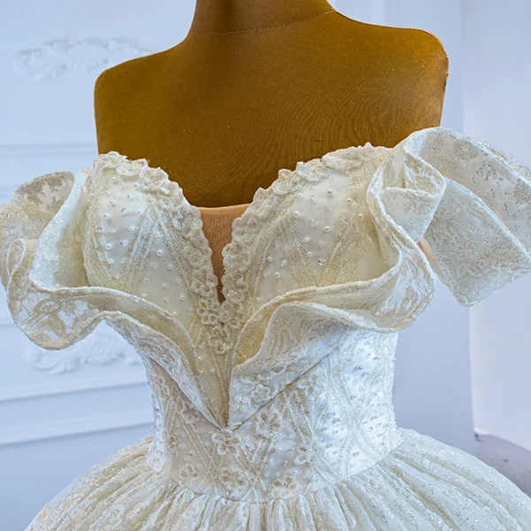 Luxus / Herrlich Ivory / Creme Hochzeits Brautkleider / Hochzeitskleider 2021 Ballkleid Off Shoulder Kurze Ärmel Rückenfreies Perlenstickerei Perle Glanz Tülle Kapelle-Schleppe Rüschen