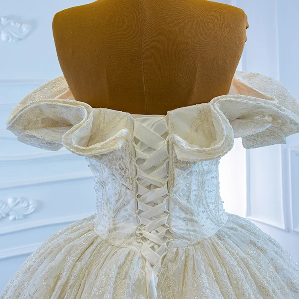 Luxus / Herrlich Ivory / Creme Hochzeits Brautkleider / Hochzeitskleider 2021 Ballkleid Off Shoulder Kurze Ärmel Rückenfreies Perlenstickerei Perle Glanz Tülle Kapelle-Schleppe Rüschen