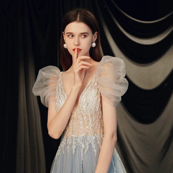 Illusion Bleu Ciel Transparentes Robe De Bal 2021 Princesse Col v profond Sans Manches Perlage Paillettes Glitter Tulle Train De Balayage Volants Dos Nu Robe De Ceremonie