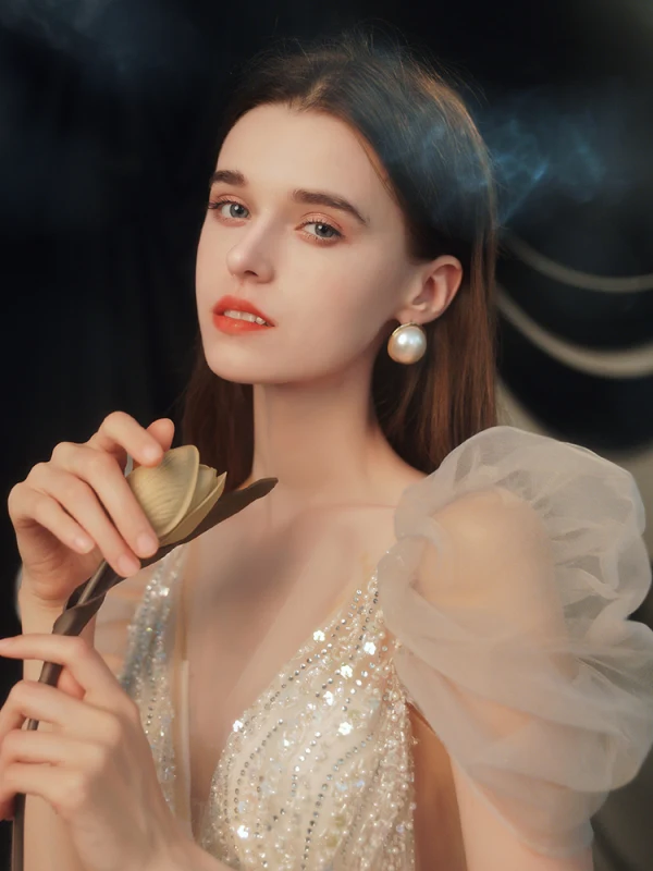 Illusion Bleu Ciel Transparentes Robe De Bal 2021 Princesse Col v profond Sans Manches Perlage Paillettes Glitter Tulle Train De Balayage Volants Dos Nu Robe De Ceremonie