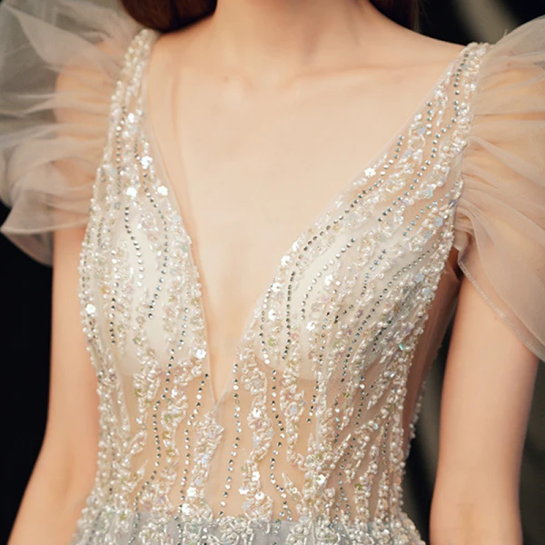 Illusion Bleu Ciel Transparentes Robe De Bal 2021 Princesse Col v profond Sans Manches Perlage Paillettes Glitter Tulle Train De Balayage Volants Dos Nu Robe De Ceremonie