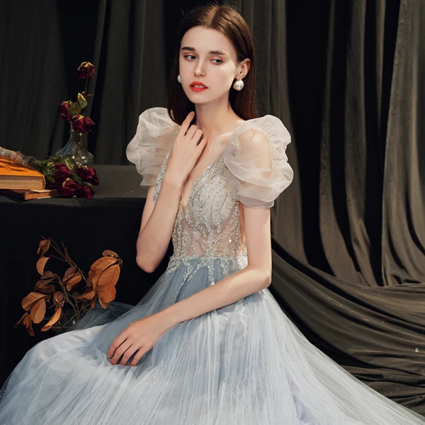 Illusion Bleu Ciel Transparentes Robe De Bal 2021 Princesse Col v profond Sans Manches Perlage Paillettes Glitter Tulle Train De Balayage Volants Dos Nu Robe De Ceremonie