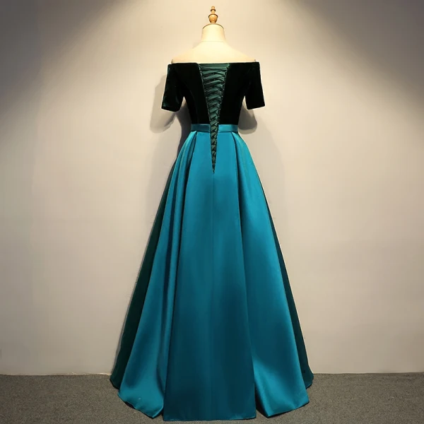 Schlicht Dunkelgrün Satin Tanzen Ballkleider 2021 A Linie Off Shoulder Kurze Ärmel Stoffgürtel Lange Rüschen Rückenfreies Festliche Kleider