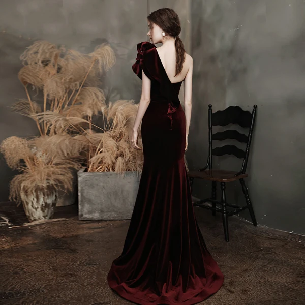 Haut de Gamme Bordeaux Velour Robe De Soirée 2021 Trompette / Sirène Une épaule Sans Manches Fendue devant Train De Balayage Volants Dos Nu Robe De Ceremonie