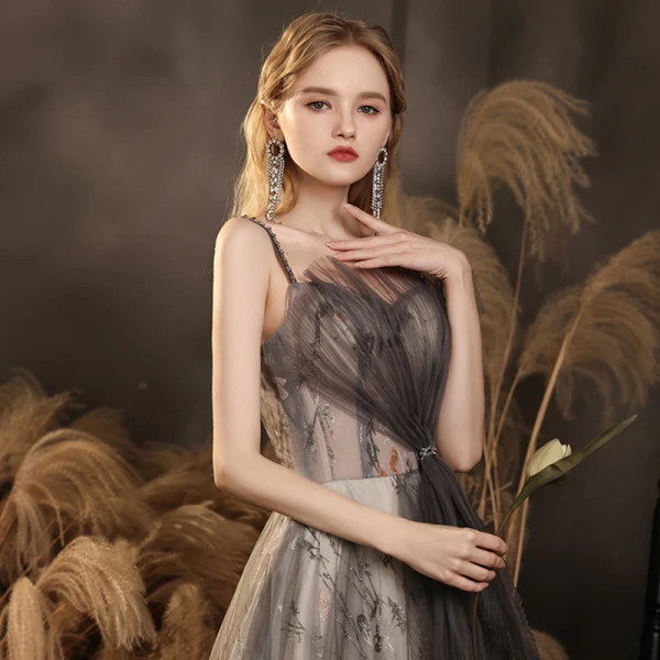 Schick Schwarz Ballkleider 2021 A Linie Spaghettiträger Ärmellos Perlenstickerei Pailletten Glanz Blumen Sweep / Pinsel Zug Rüschen Rückenfreies Festliche Kleider