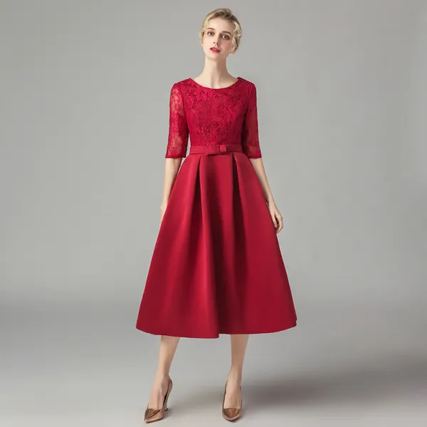 Affordable Burgundy Lace Homecoming Graduation Dresses 2021 A-Line / Princess Scoop Neck Sleeveless Bow Sash Tea-length Ruffle Formal Dresses