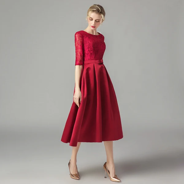 Affordable Burgundy Lace Homecoming Graduation Dresses 2021 A-Line / Princess Scoop Neck Sleeveless Bow Sash Tea-length Ruffle Formal Dresses