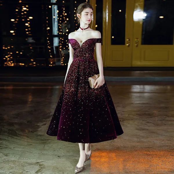 Chic / Beautiful Burgundy Velour Prom Dresses 2020 A-Line / Princess Off-The-Shoulder Short Sleeve Rhinestone Tea-length Ruffle Backless Formal Dresses