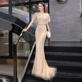 Haut De Gamme Doré Transparentes Robe De Soirée 2020 Trompette Sirène V Cou Manches Courtes Ceinture Perlage Train De Balayage Volants Robe De Ceremonie