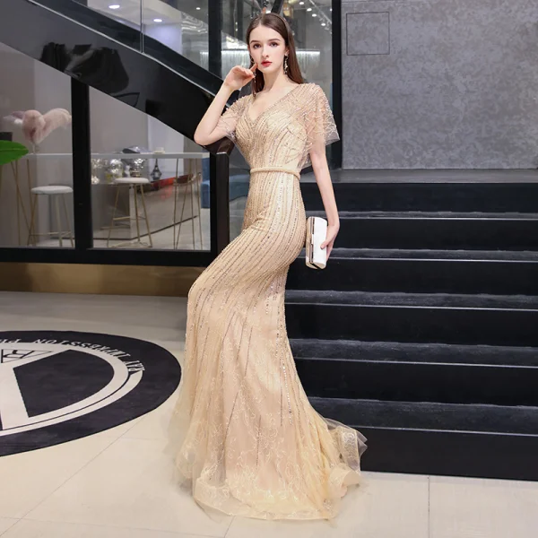 Haut de Gamme Doré Transparentes Robe De Soirée 2020 Trompette / Sirène V-Cou Manches Courtes Ceinture Perlage Train De Balayage Volants Robe De Ceremonie