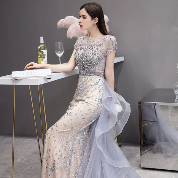 High End Champagner Grau Durchsichtige Abendkleider 2020 Meerjungfrau Eckiger Ausschnitt Kurze Ärmel Handgefertigt Perlenstickerei Sweep / Pinsel Zug Rüschen Festliche Kleider