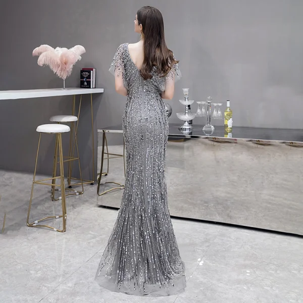 Luxe Gris Robe De Soirée 2020 Trompette / Sirène V-Cou Manches Courtes Paillettes Perlage Train De Balayage Dos Nu Robe De Ceremonie