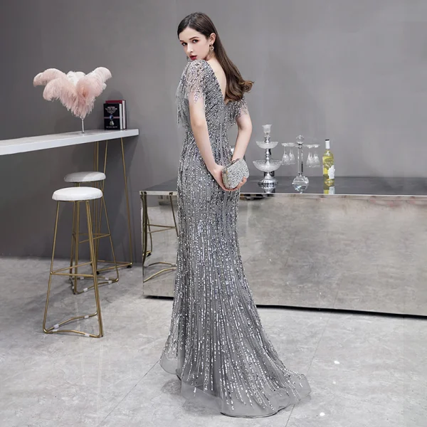 Luxe Gris Robe De Soirée 2020 Trompette / Sirène V-Cou Manches Courtes Paillettes Perlage Train De Balayage Dos Nu Robe De Ceremonie