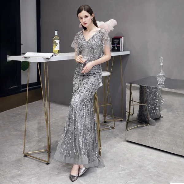 Luxe Gris Robe De Soirée 2020 Trompette / Sirène V-Cou Manches Courtes Paillettes Perlage Train De Balayage Dos Nu Robe De Ceremonie