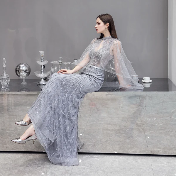Illusion Haut de Gamme Gris Tapis rouge Transparentes Robe De Soirée Avec Châle 2020 Trompette / Sirène Col v profond Sans Manches Plumes Perlage Train De Balayage Volants Dos Nu Robe De Ceremonie