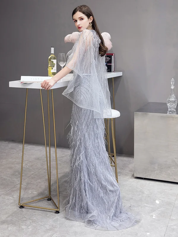 Illusion Haut de Gamme Gris Tapis rouge Transparentes Robe De Soirée Avec Châle 2020 Trompette / Sirène Col v profond Sans Manches Plumes Perlage Train De Balayage Volants Dos Nu Robe De Ceremonie
