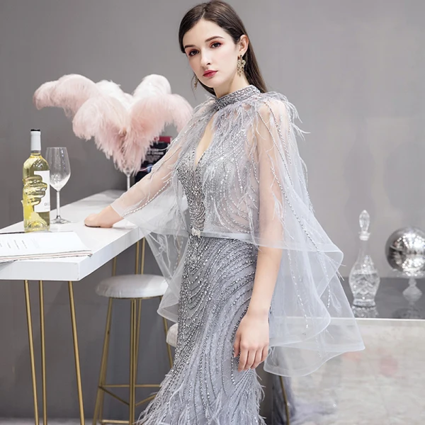 Illusion Haut de Gamme Gris Tapis rouge Transparentes Robe De Soirée Avec Châle 2020 Trompette / Sirène Col v profond Sans Manches Plumes Perlage Train De Balayage Volants Dos Nu Robe De Ceremonie