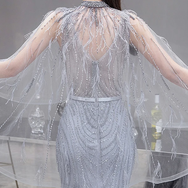 Illusion Haut de Gamme Gris Tapis rouge Transparentes Robe De Soirée Avec Châle 2020 Trompette / Sirène Col v profond Sans Manches Plumes Perlage Train De Balayage Volants Dos Nu Robe De Ceremonie