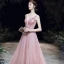 High End Rosa Abendkleider 2020 A Linie Durchsichtige Tiefer V-Ausschnitt Ärmellos Perlenstickerei Perle Strass Stoffgürtel Lange Rüschen Rückenfreies Festliche Kleider