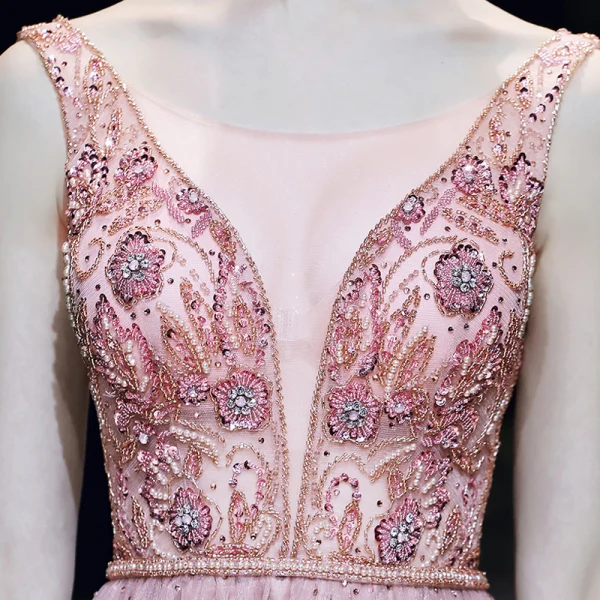 High End Rosa Abendkleider 2020 A Linie Durchsichtige Tiefer V-Ausschnitt Ärmellos Perlenstickerei Perle Strass Stoffgürtel Lange Rüschen Rückenfreies Festliche Kleider