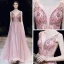 High End Rosa Abendkleider 2020 A Linie Durchsichtige Tiefer V-Ausschnitt Ärmellos Perlenstickerei Perle Strass Stoffgürtel Lange Rüschen Rückenfreies Festliche Kleider