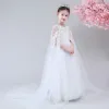 Chic / Belle Blanche Transparentes Robe Ceremonie Fille 2020 Princesse Encolure Dégagée Sans Manches Appliques En Dentelle Perlage Watteau Train Volants