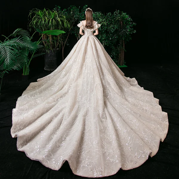 Élégant Champagne Transparentes La Mariée Robe De Mariée 2020 Robe Boule Encolure Carrée Manches Courtes Dos Nu Appliques En Dentelle Glitter Tulle Perlage Cathedral Train Volants