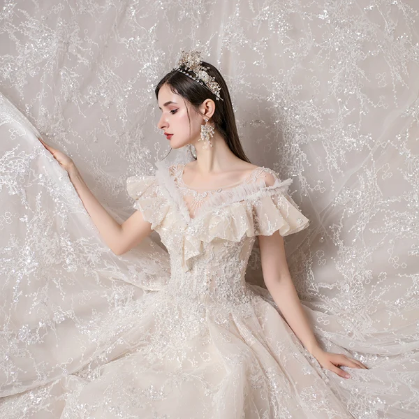 Élégant Champagne Transparentes La Mariée Robe De Mariée 2020 Robe Boule Encolure Carrée Manches Courtes Dos Nu Appliques En Dentelle Glitter Tulle Perlage Cathedral Train Volants