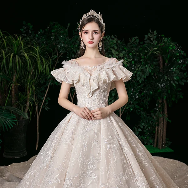 Élégant Champagne Transparentes La Mariée Robe De Mariée 2020 Robe Boule Encolure Carrée Manches Courtes Dos Nu Appliques En Dentelle Glitter Tulle Perlage Cathedral Train Volants