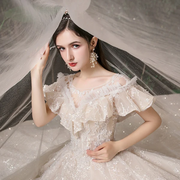 Élégant Champagne Transparentes La Mariée Robe De Mariée 2020 Robe Boule Encolure Carrée Manches Courtes Dos Nu Appliques En Dentelle Glitter Tulle Perlage Cathedral Train Volants