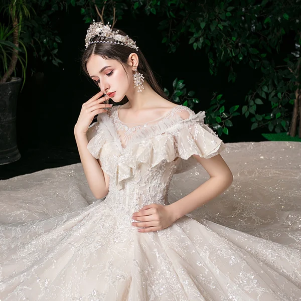 Élégant Champagne Transparentes La Mariée Robe De Mariée 2020 Robe Boule Encolure Carrée Manches Courtes Dos Nu Appliques En Dentelle Glitter Tulle Perlage Cathedral Train Volants